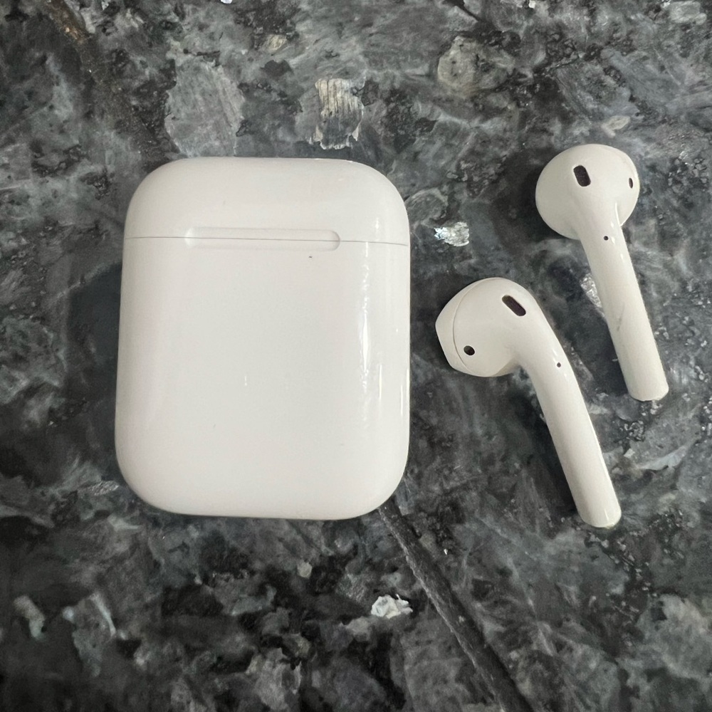 Apple 1 Gen AirPods with charging case